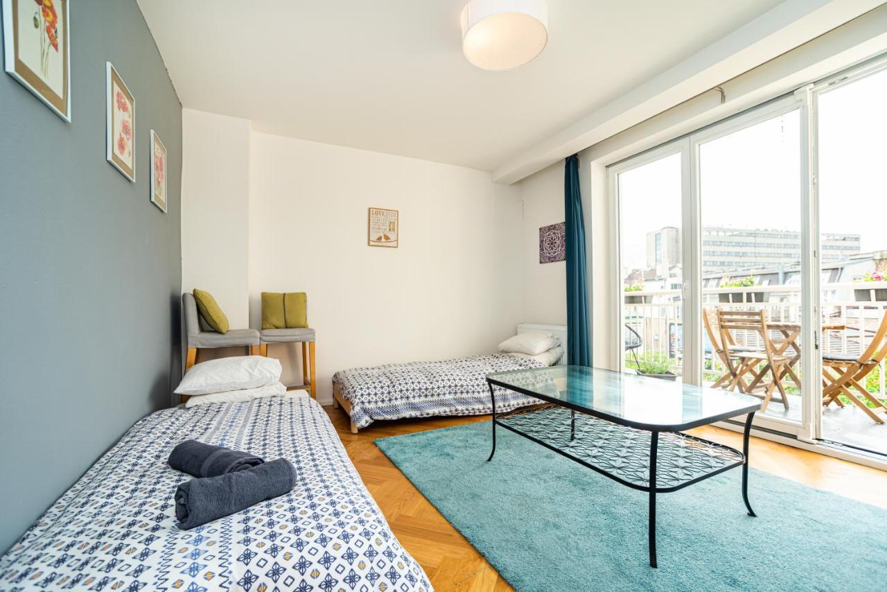 Central, Spacious, Modern 5 Bedrm Duplex W/Balcony Прага Экстерьер фото