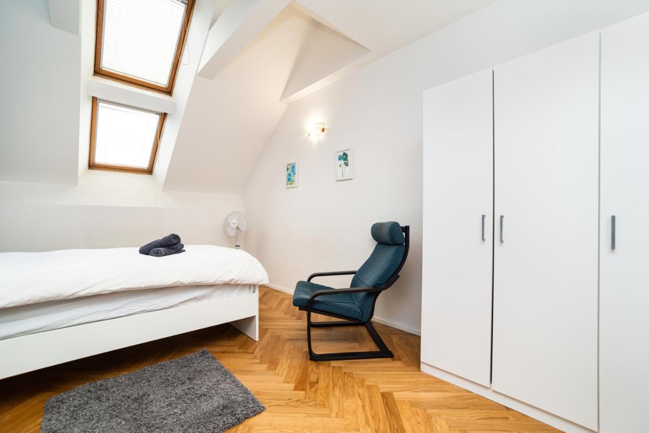 Central, Spacious, Modern 5 Bedrm Duplex W/Balcony Прага Экстерьер фото