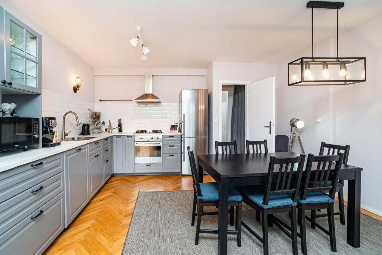 Central, Spacious, Modern 5 Bedrm Duplex W/Balcony Прага Экстерьер фото
